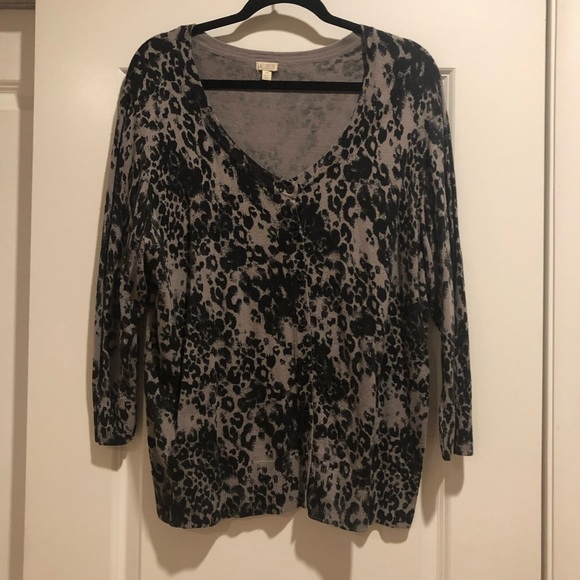 Black pattern sweater! - Picture 1 of 4